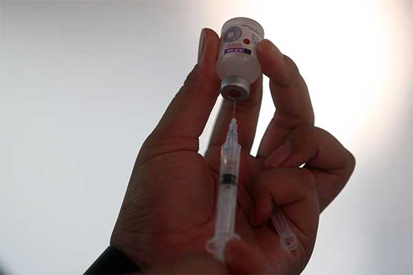 Anak-anak mendapatkan imunisasi ulang di Puskesmas Kecamatan Ciracas, Jakarta Timur, Senin (18/7). 