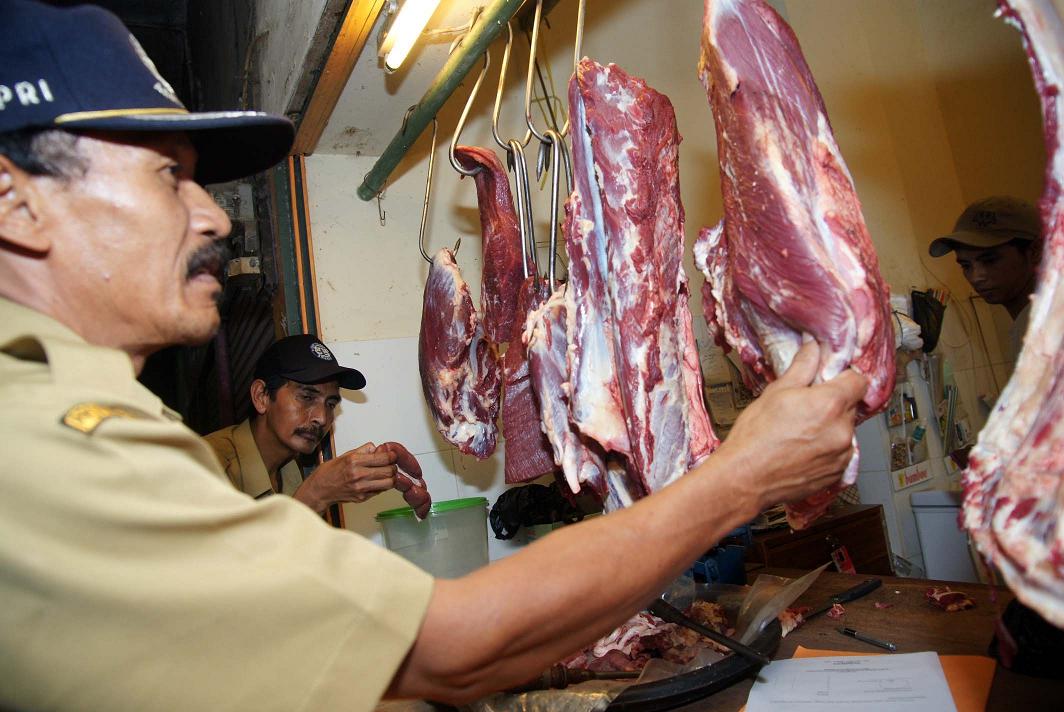  petugas melakukan pengecekan terhadap penjualan daging sapi oplosan