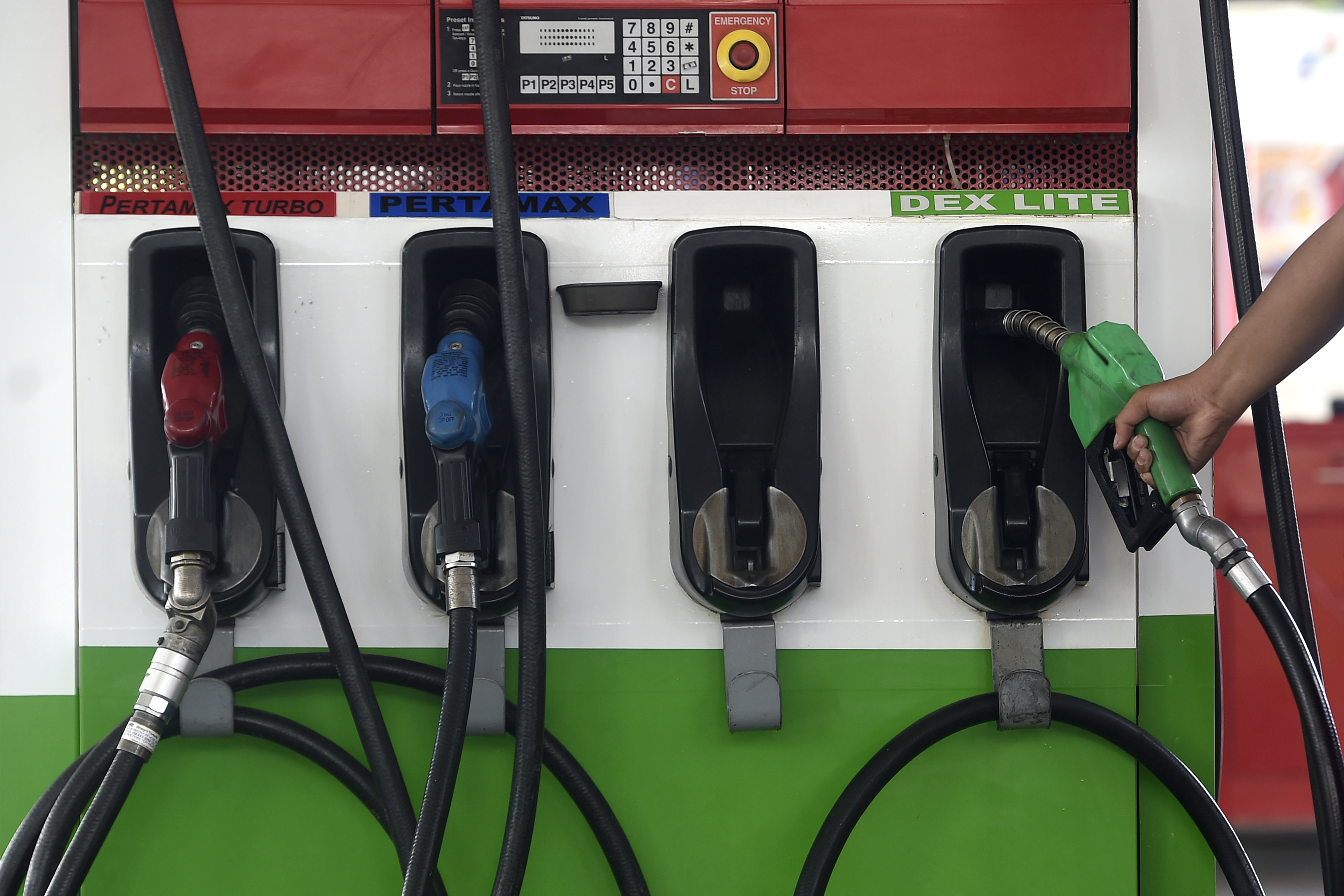 Petugas memegang nozzle BBM jenis Dexlite di SPBU