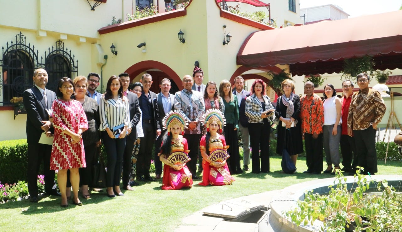 Sejumlah direktur eksekutif agen perjalanan Meksiko berfoto bersama setelah menghadiri Travel Agents Gathering di KBRI Meksiko.