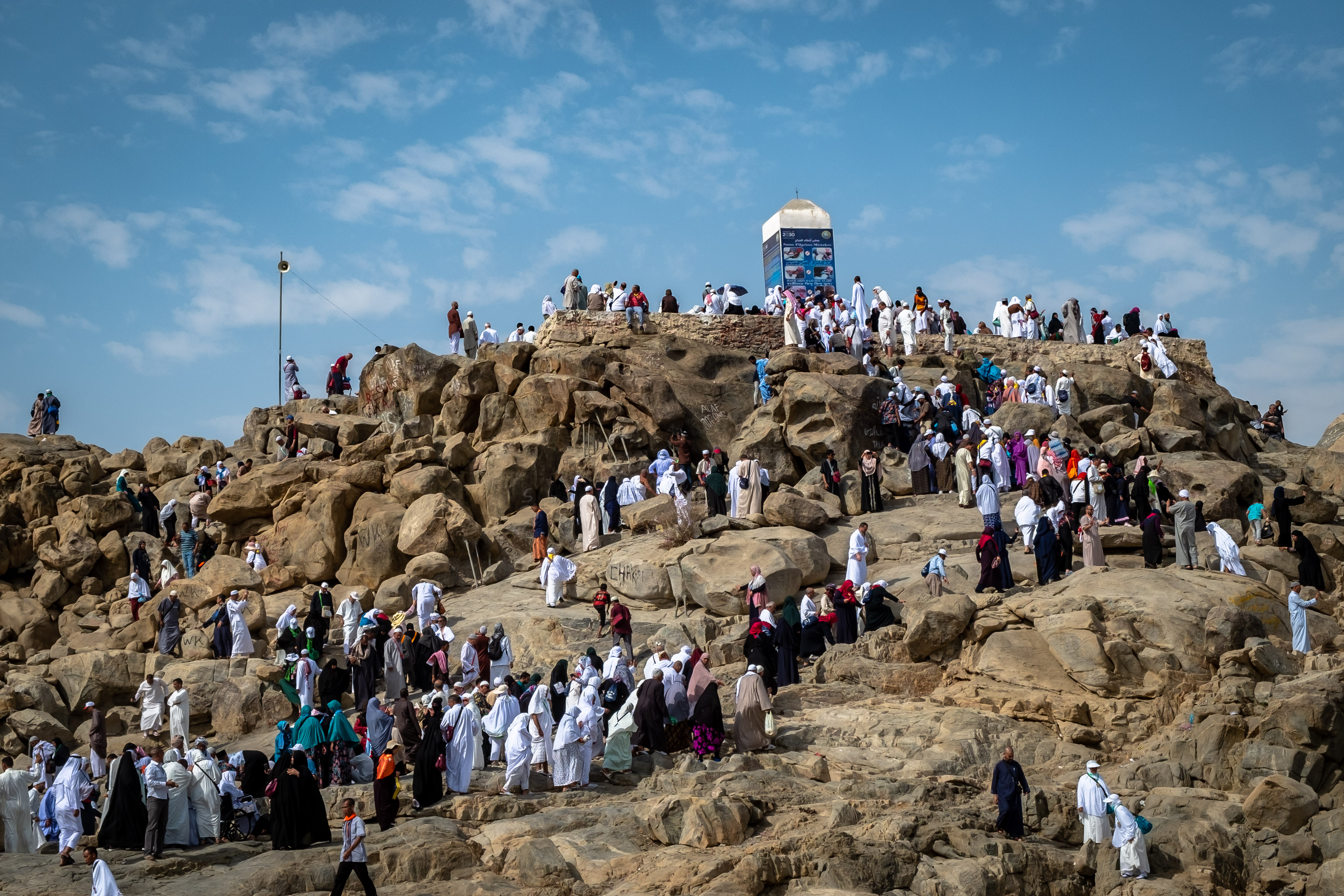 Peziarah mengunjungi bukit Jabal Rahmah di kawasan Padang Arafah, Makkah Al Mukarramah, Arab Saudi.