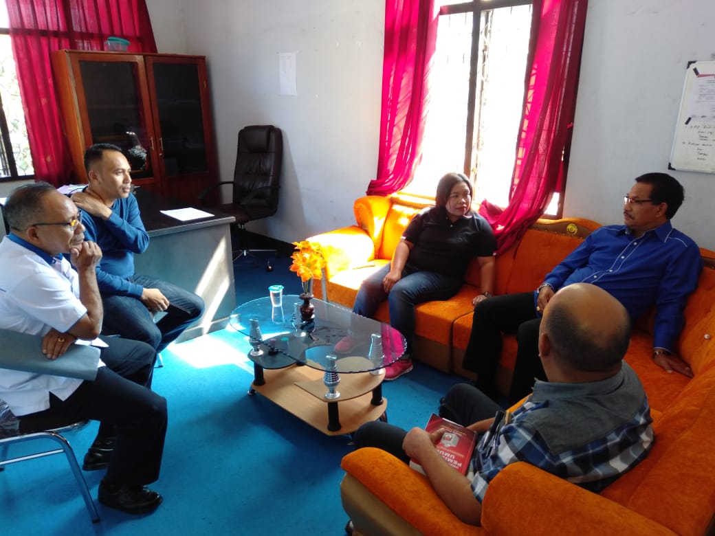 Bupati Manggarai Deno Kamelus (kanan/baju biru).