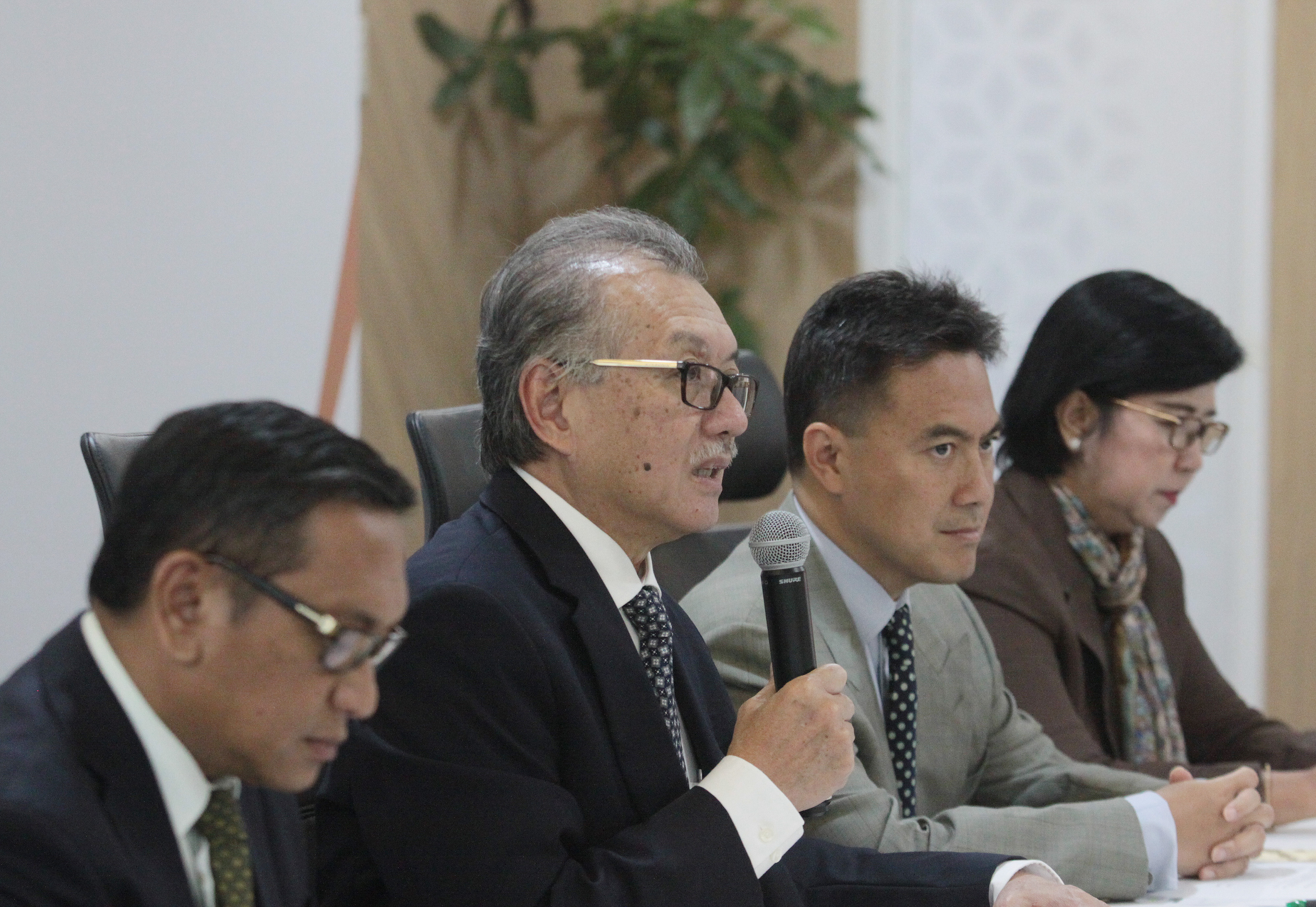 Ketua Dewan Komisioner Lembaga Penjamin Simpanan (LPS) Halim Alamsyah (kedua kiri).