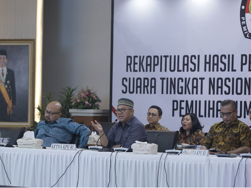Ketua KPU Arief Budiman (kedua kanan) , Komisioner KPU Pramono Ubaid Tanthowi (kiri), Ilham Saputra (kedua kiri), Hasyim Asy'ari (kanan).