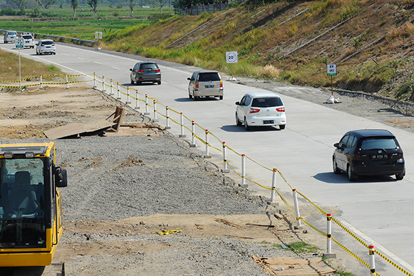  Sejumlah kendaraan mobil pemudik melintasi jalur tol fungsional Solo-Salatiga di Boyolali