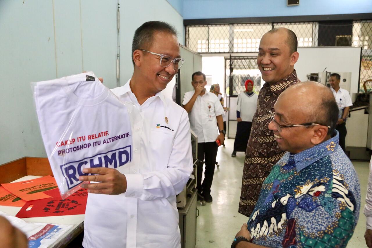 Mensos Agus Gumiwang Kartasasmita saat meninjau  Balai Besar Rehabilitasi Vokasional Penyandang Disabilitas (BBRVPD