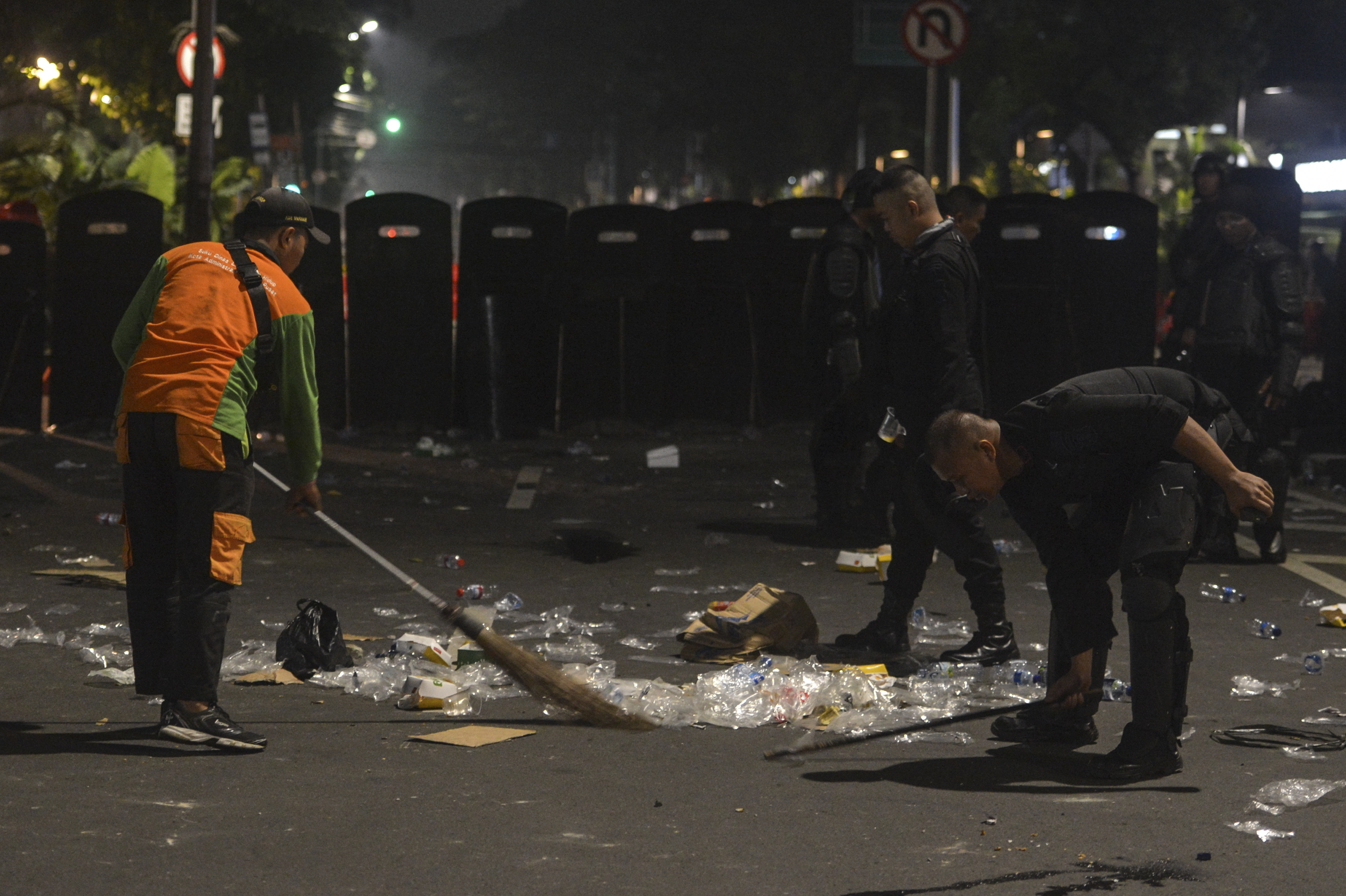 Pemprov DKI Jakarta mengerahkan pasukan oranye untuk membersihkan ruas-ruas jalan pasca kerusuhan 22 Mei 2019. 