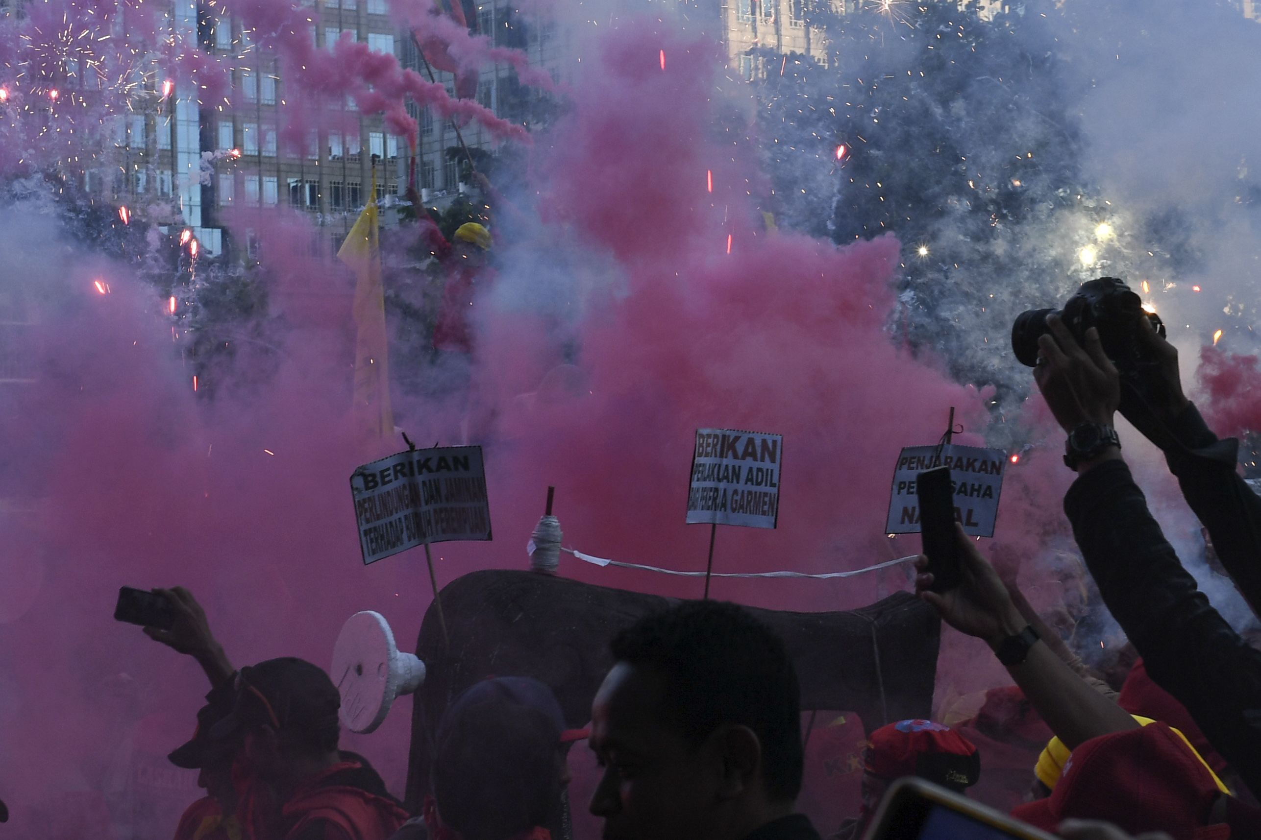 Buruh dari sejumlah elemen menyalakan 