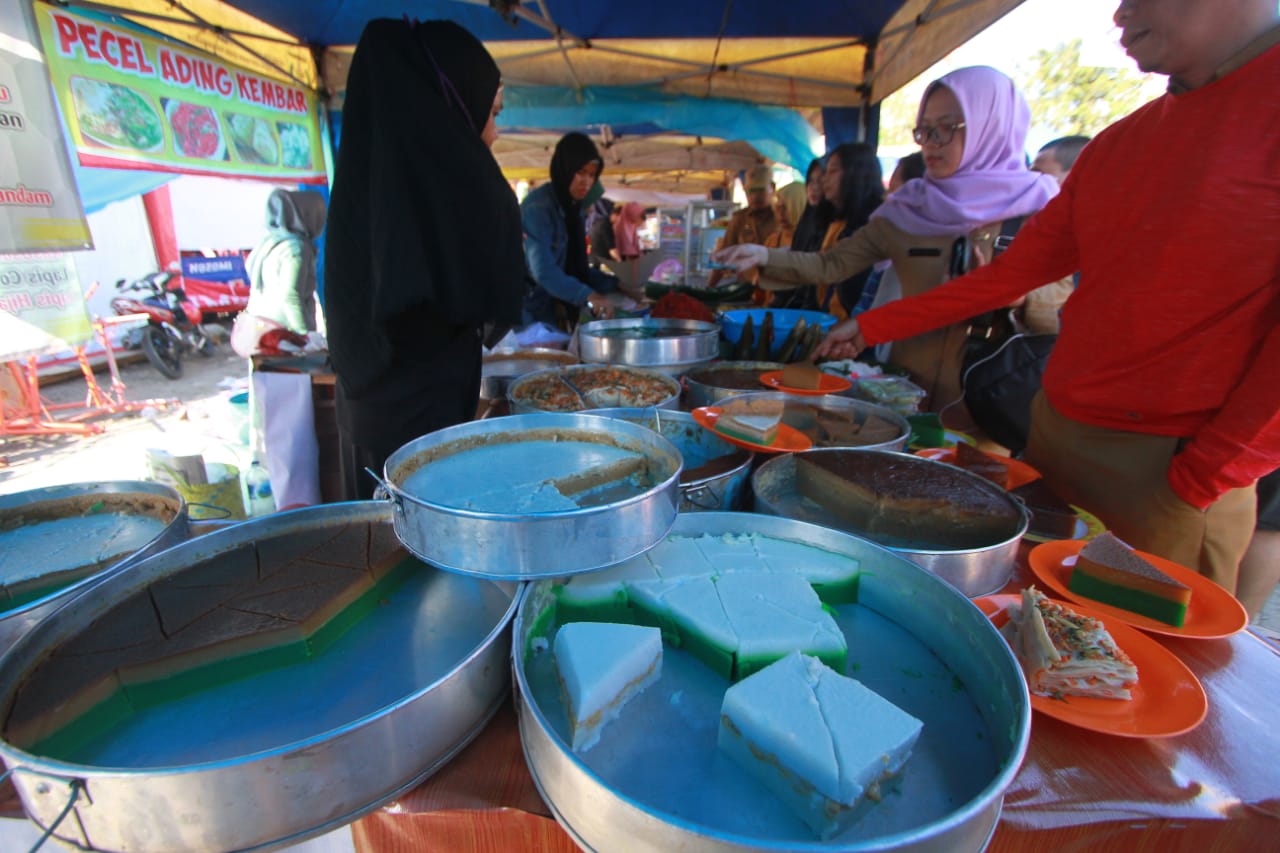 Wadai kuliner khas Banjar yang dijual selama Ramadan Cake Fair di Banjarmasin, Kalimantan Selatan. 