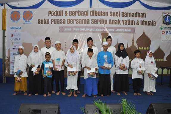  Pengurus DPP REI dan DPD REI DKI berpose dengan anak yatim setelah buka puasa bersama.