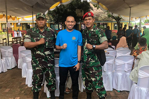RM Aryo Maulana bersama anggota Kopassus saat buka puasa dan pembagian sembako di Jakarta, Minggu (12/5)
