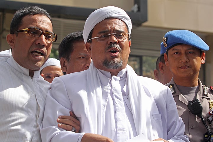 Rizieq Shihab (tengah)