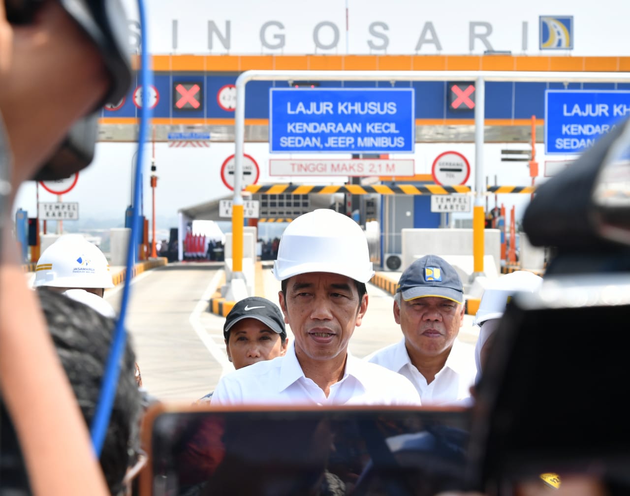 Presiden Joko Widodo selepas meresmikan tol Pandaan-Malang di Gerbang Tol Singosari, Kabupaten Malang, Jawa Timur, Senin (13/5).