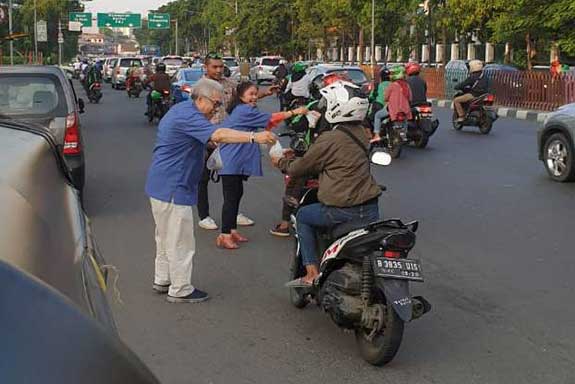 DPN Vox Point Indonesia menggelar Berbagi Takjil kepada pengendara di depan Gereja Katedral, Jakarta, Rabu (29/5).