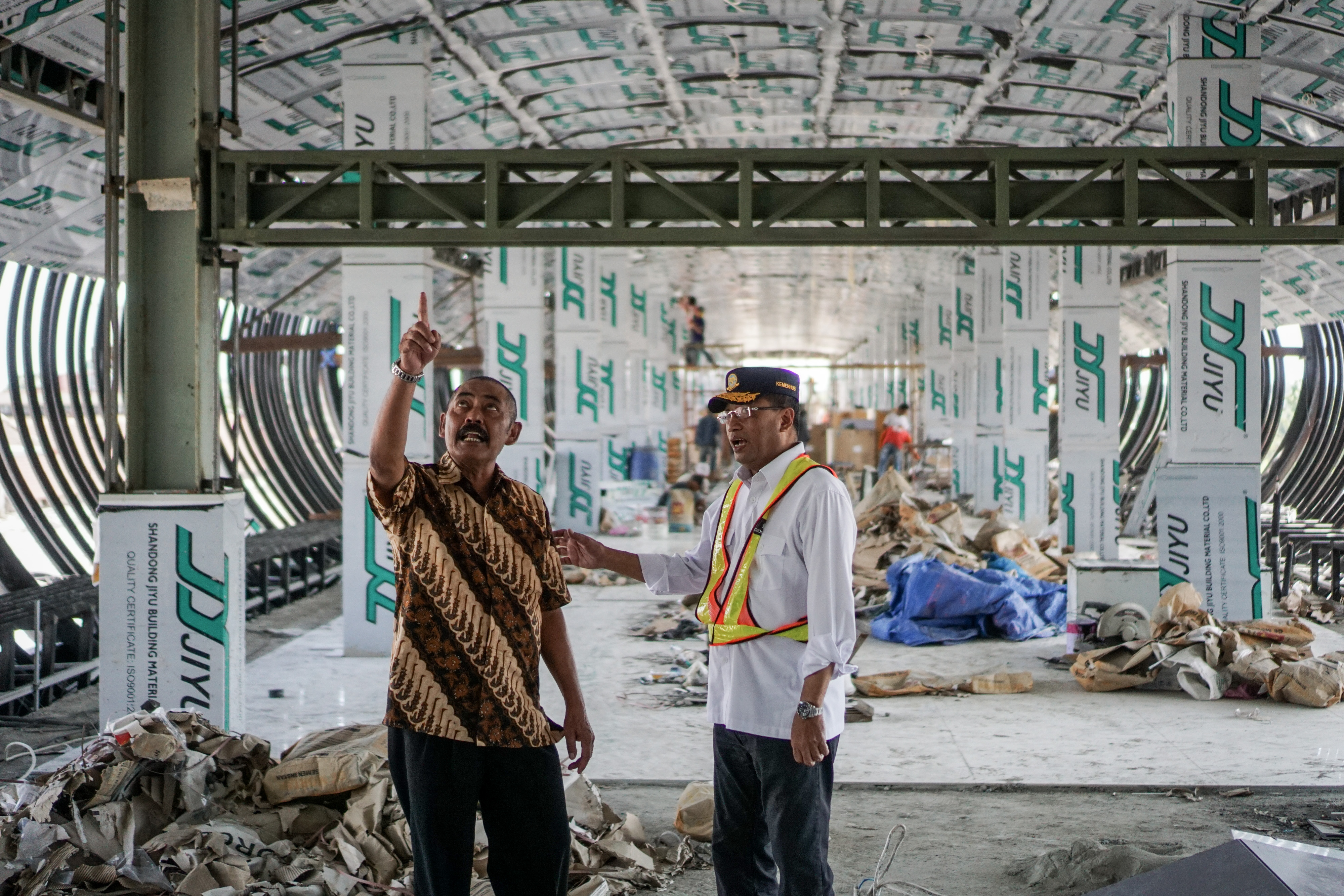 Menhub Budi Karya Sumadi berbincang dengan Wali Kota Solo FX Hadi Rudyatmo di Stasiun Solo Balapan, Solo, Jawa Tengah, Sabtu (4/5).