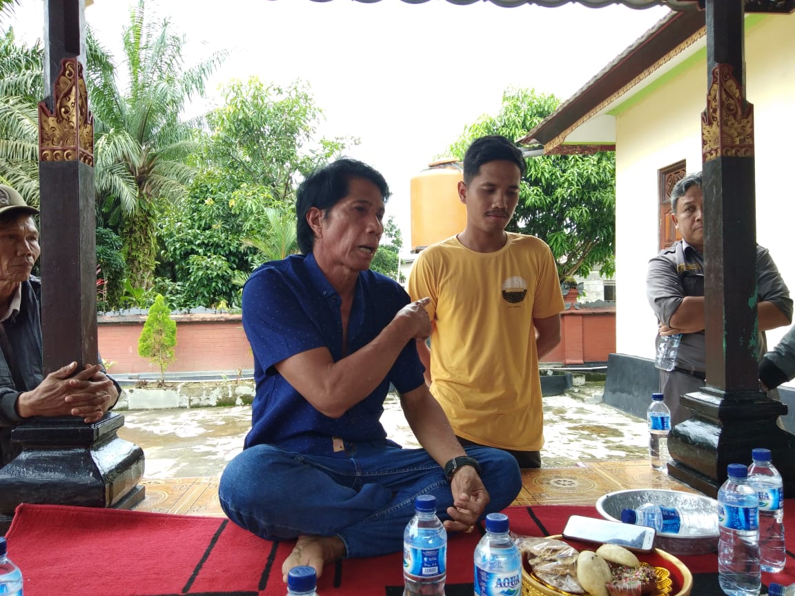  Made Sudarta, petani sawit di Baras, Pasangkayu, Sulawesi Barat, sejak 1988, bersama anaknya yang sudah lulus S2.