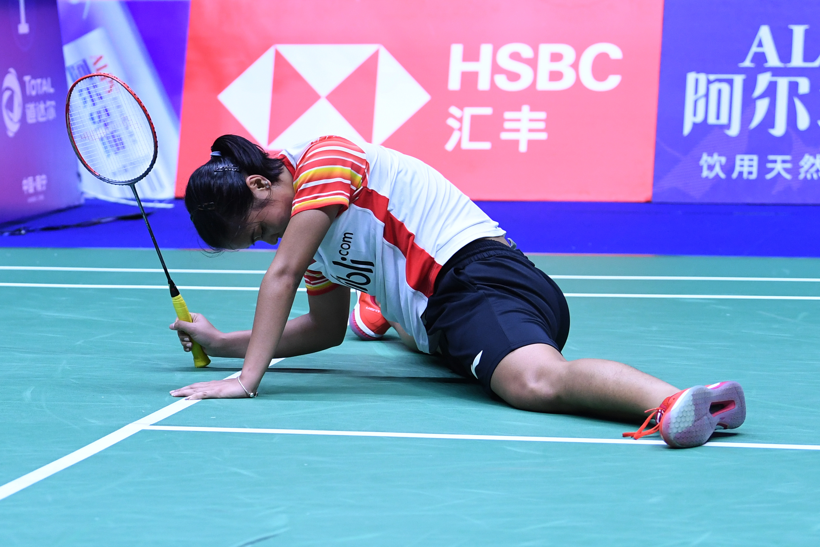 Pebulu tangkis tunggal putri Indonesia Gregoria Mariska Tunjung terjatuh saat gagal mengembalikan kok ke arah pemain Jepang Akane Yamaguchi