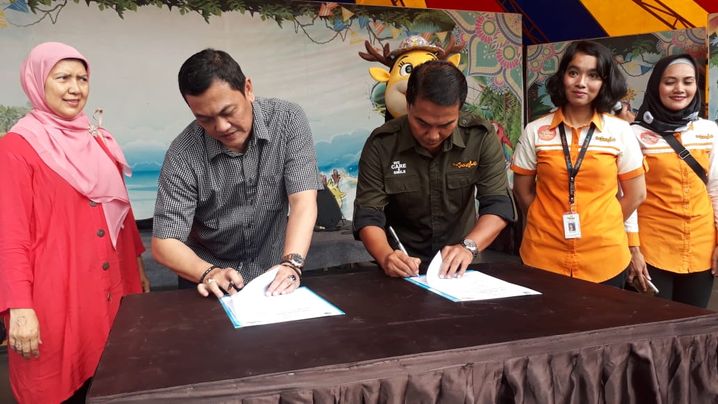 Kadisdukcapil Kota Tangsel Dedi Budiawan (kedua dari kiri) dan General Manager The Jungle Water Park Firanto (ketiga dari kiri)
