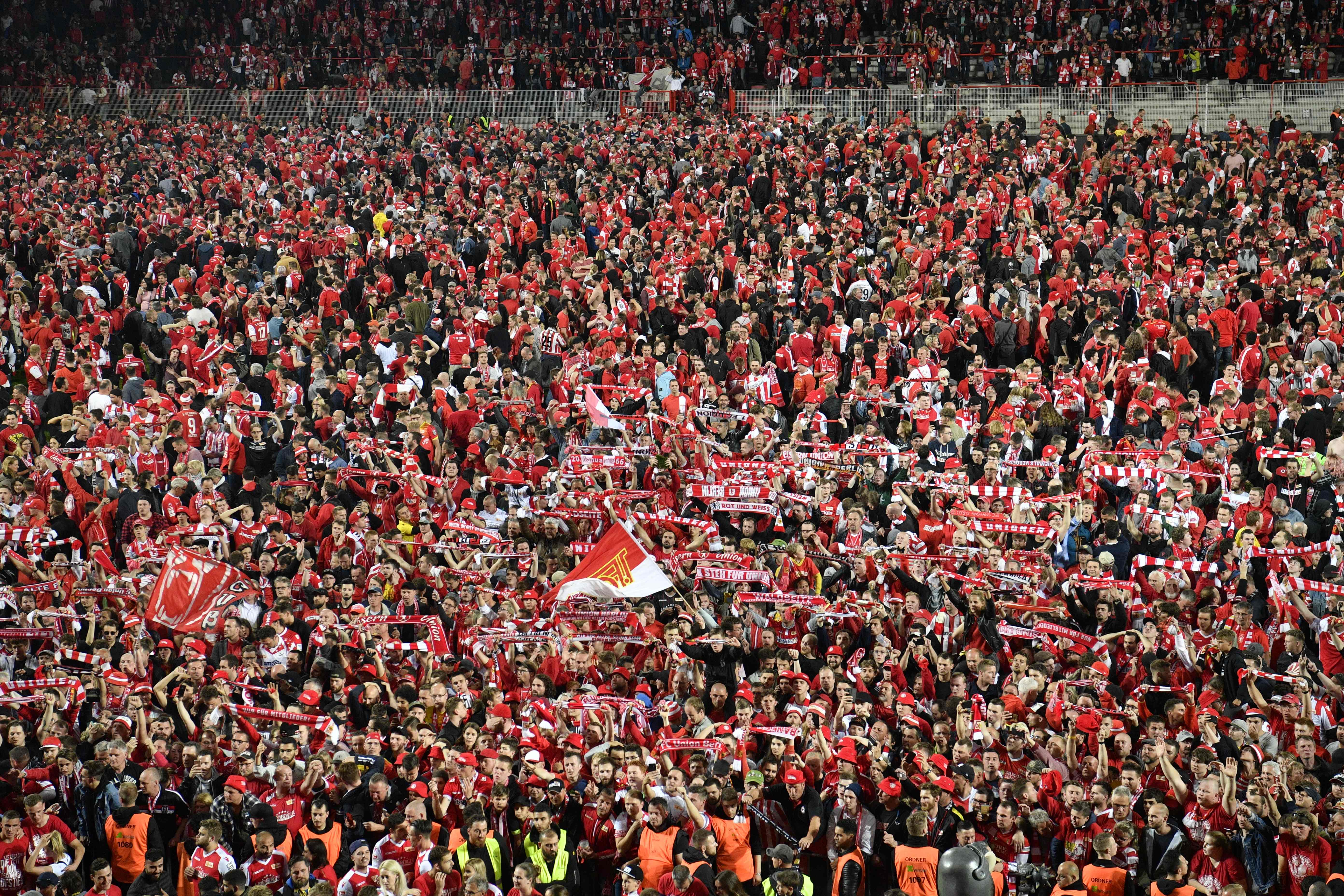 Para pendukung Union Berlin masuk ke dalam lapangan merayakan keberhasilan klub mereka meraih promosi ke Bundesliga.