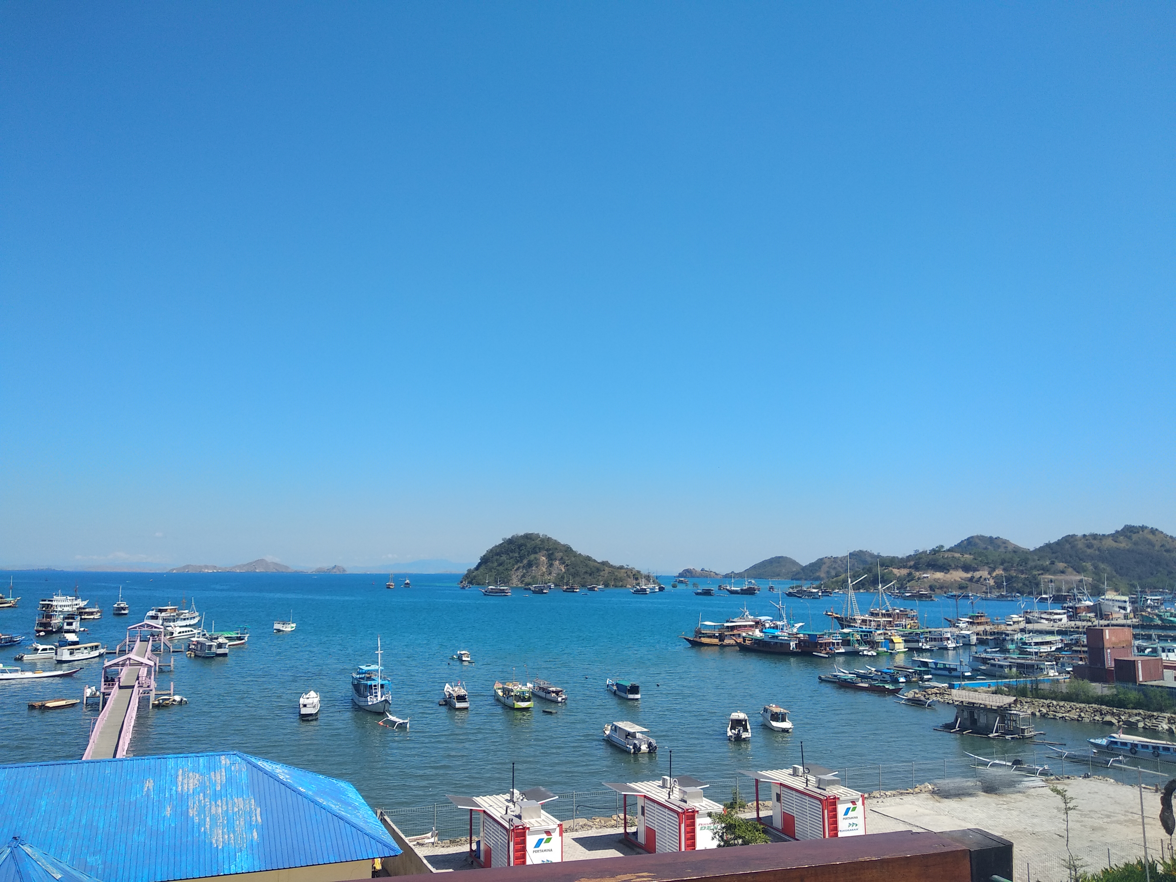 Suasana salah satu pelabuhan di Labuan Bajo