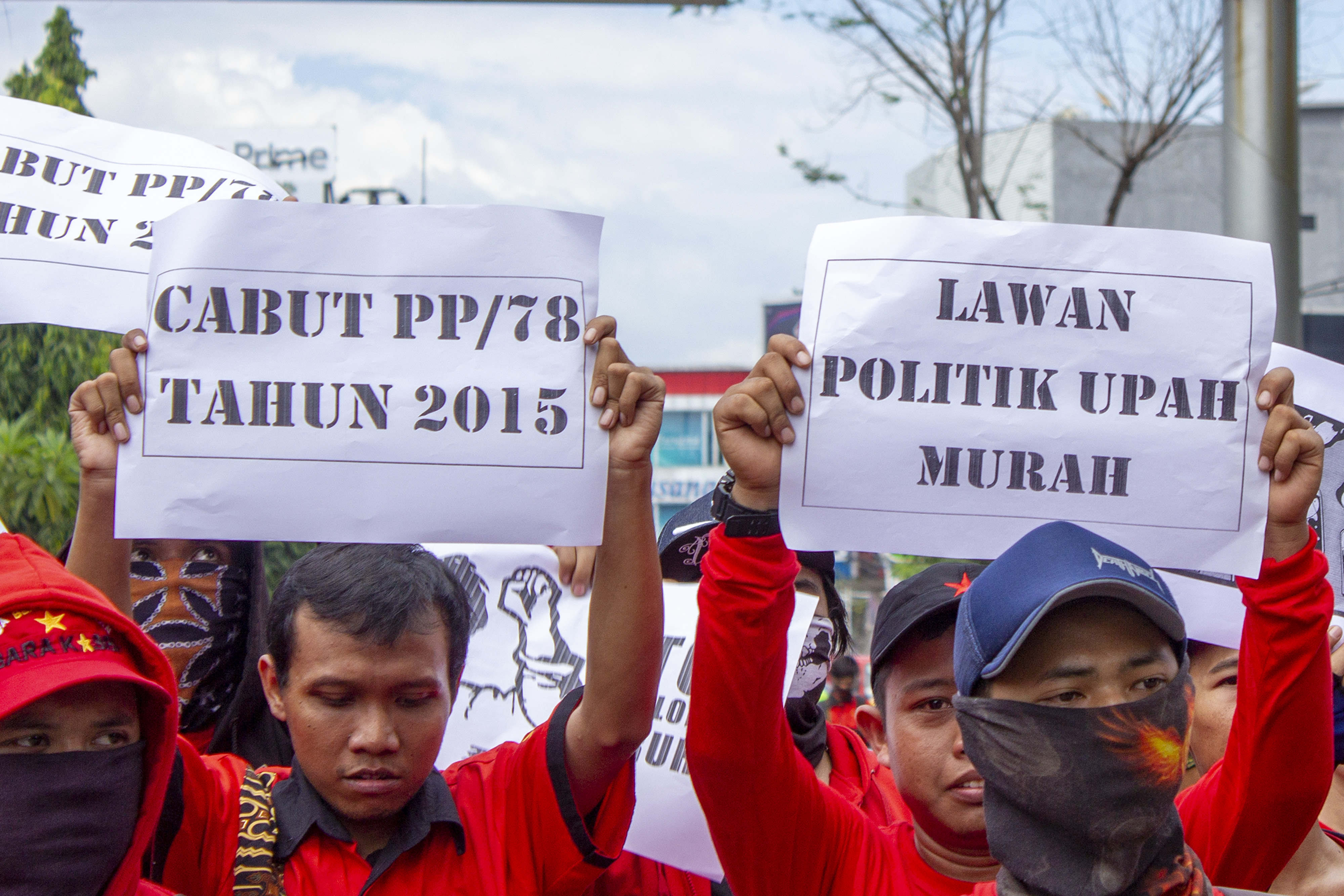 Sejumlah buruh dari aliansi buruh karawang mengikuti aksi Hari Buruh International (May Day) di Kawasan by pass, Karawang, Jawa Barat, Rabu.