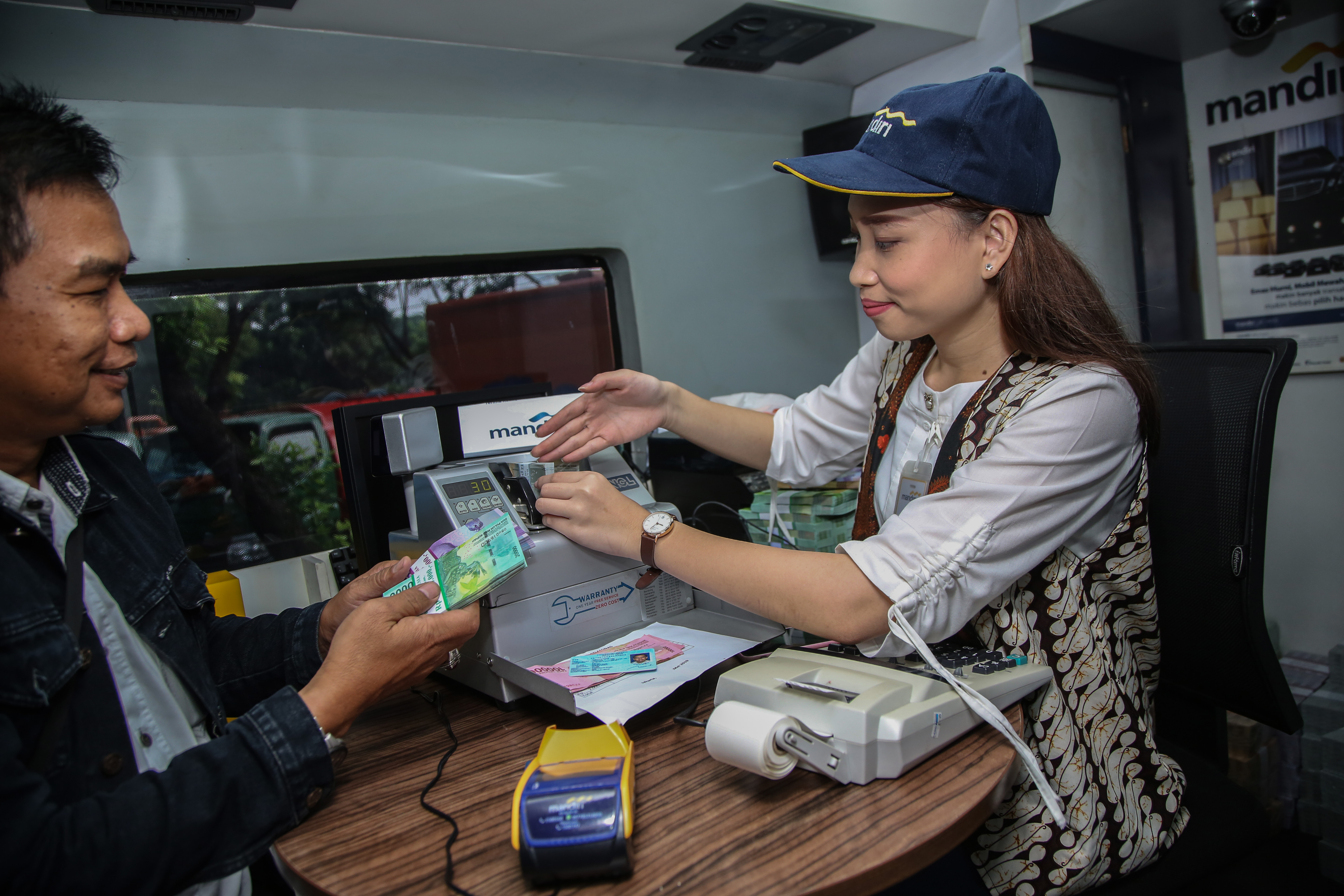Nasabah menukarkan uang pecahan kecil di Lapangan IRTI, Monas, Jumat (17/5).