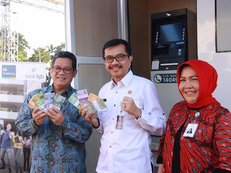 Peluncurkan mobil penukaran uang bank BJB, di Monumen Perjuangan Bandung, kota Bandung, Selasa (21/5/2019)
