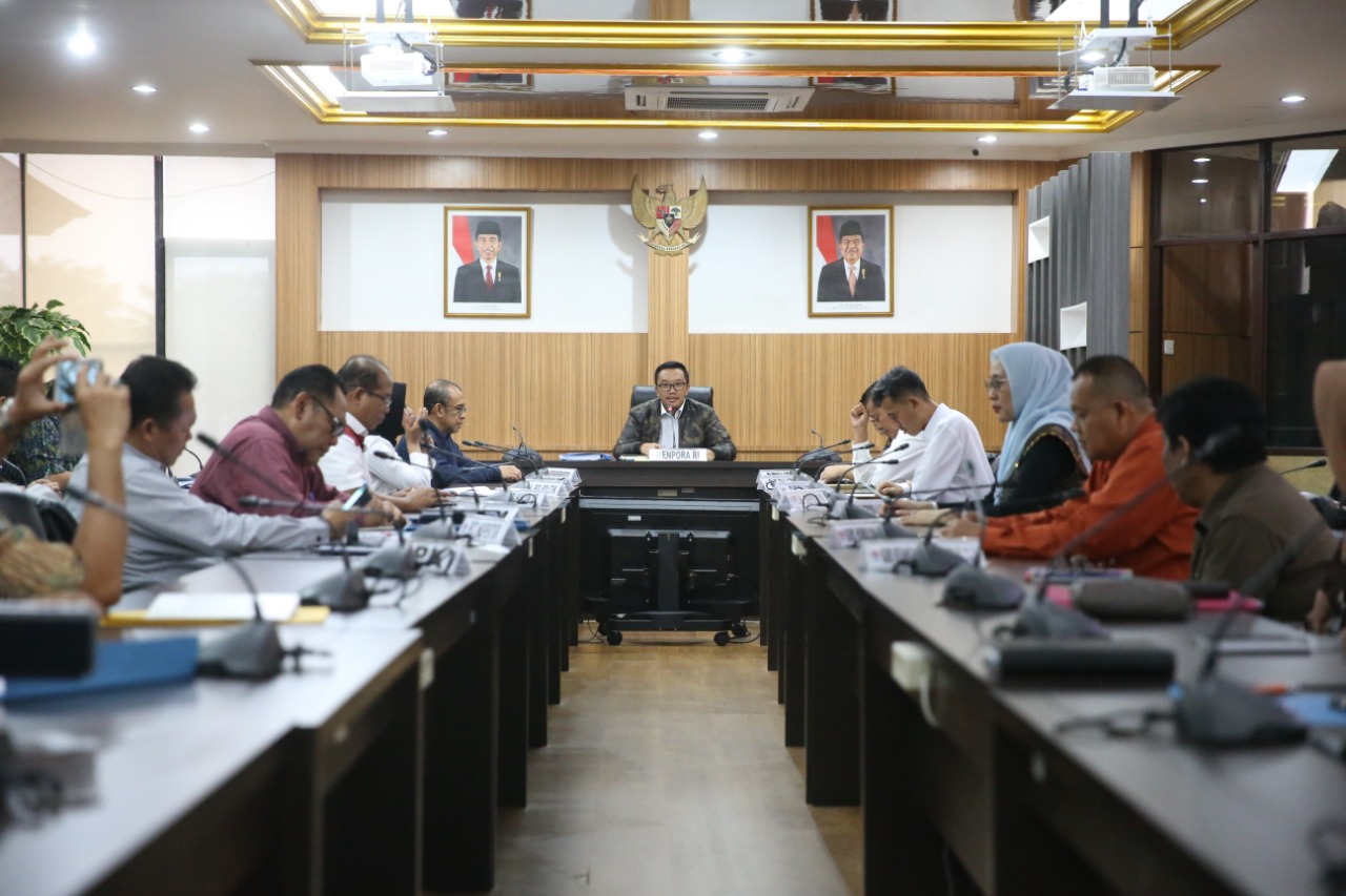Menpora saat memimpin rapat terkait pemeriksaan laporan keuangan BPK, Selasa (7/5)