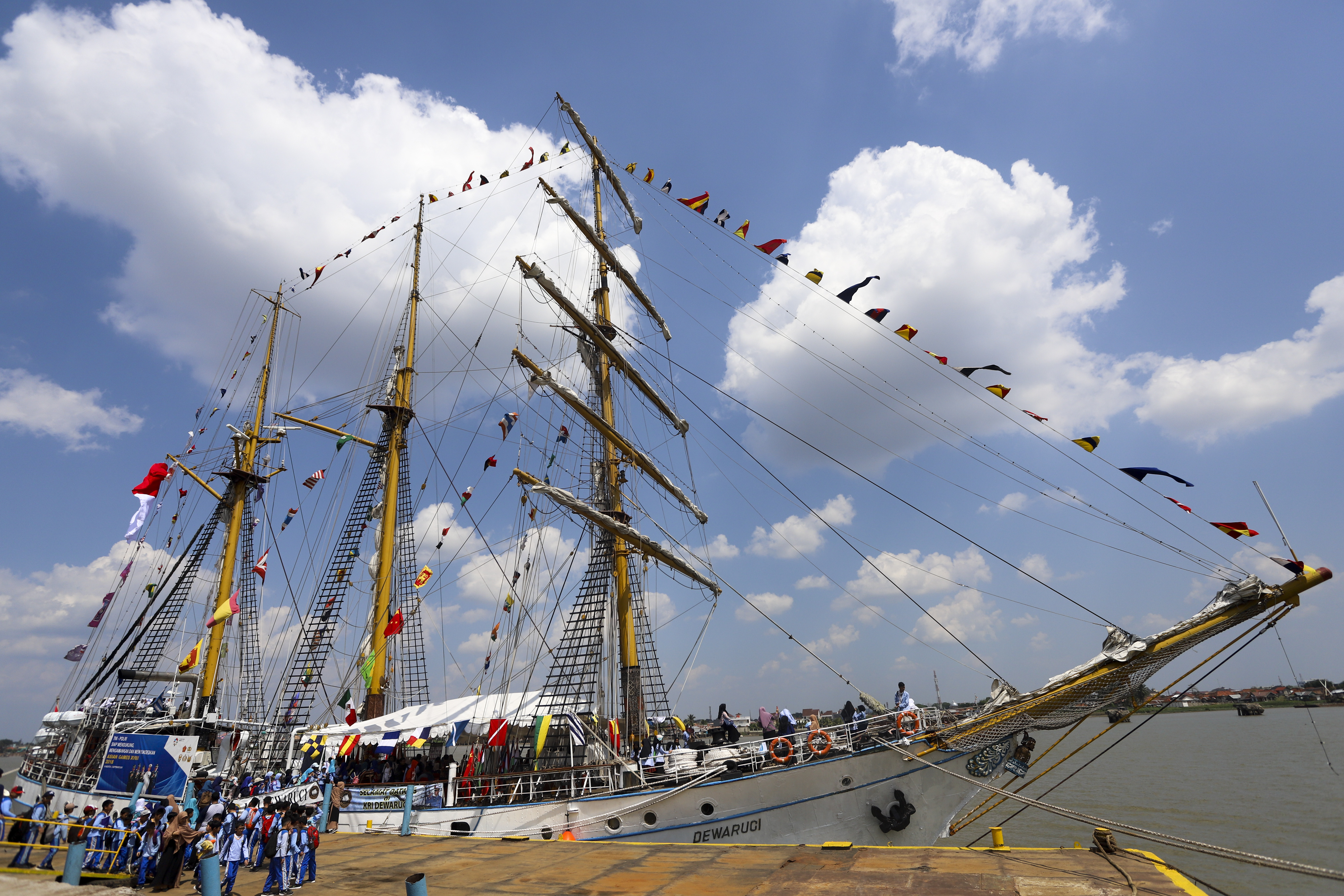 KRI Dewa Ruci Jadi Tempat Ngabuburit Warga Makassar