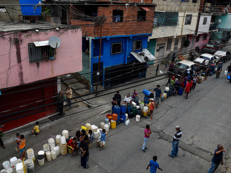 Warga Venezuela terlihat mengantre demi mendapatkan makanan.