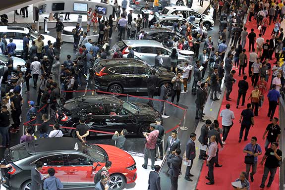 Pengunjung memenuhi stan Honda pada hari kedua pameran otomotif Indonesia International Motor Show (IIMS) 