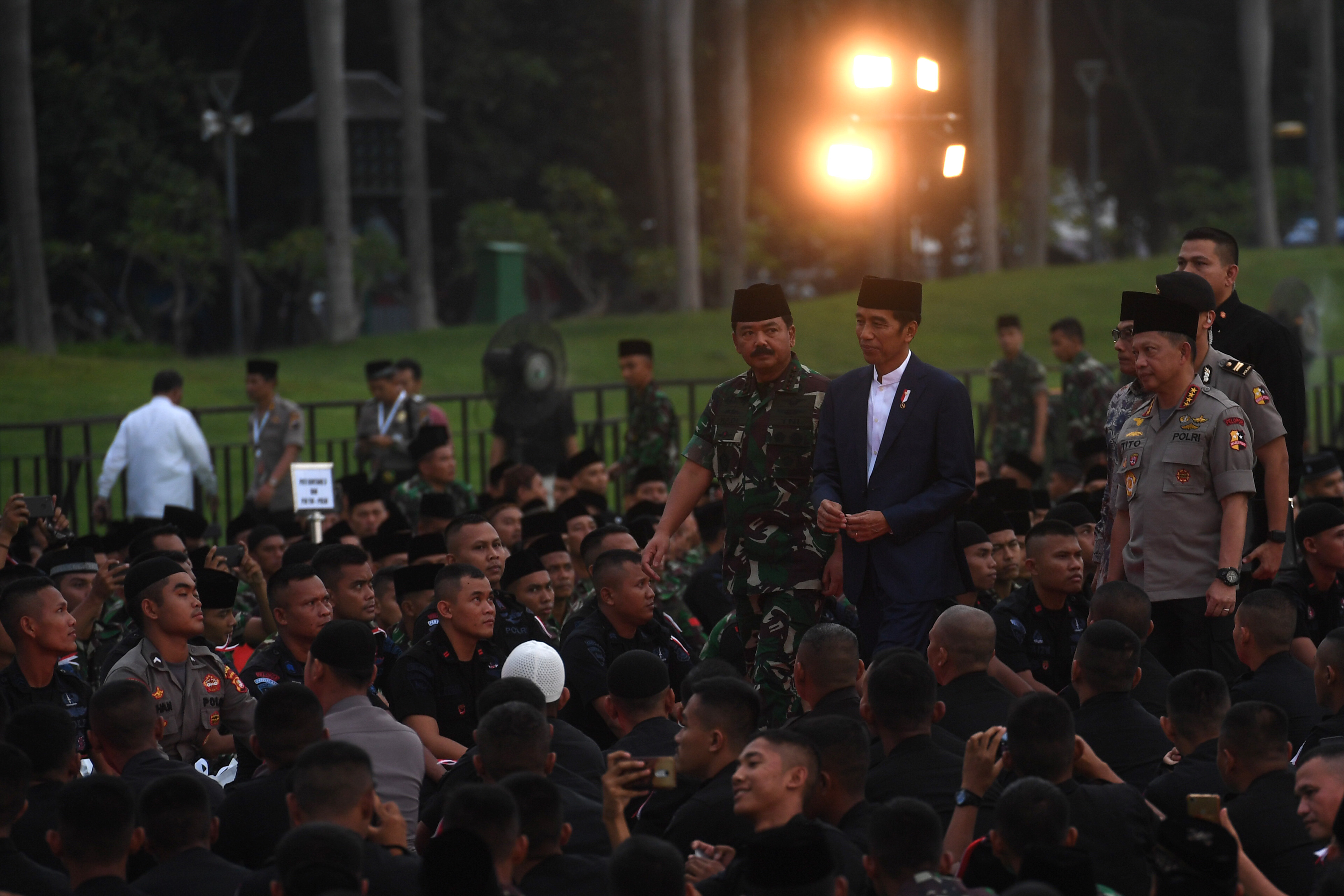 Presiden Joko Widodo (tengah) didampingi Panglima TNI Marsekal TNI Hadi Tjahjanto (kiri) dan Kapolri Jenderal Pol Tito Karnavian.