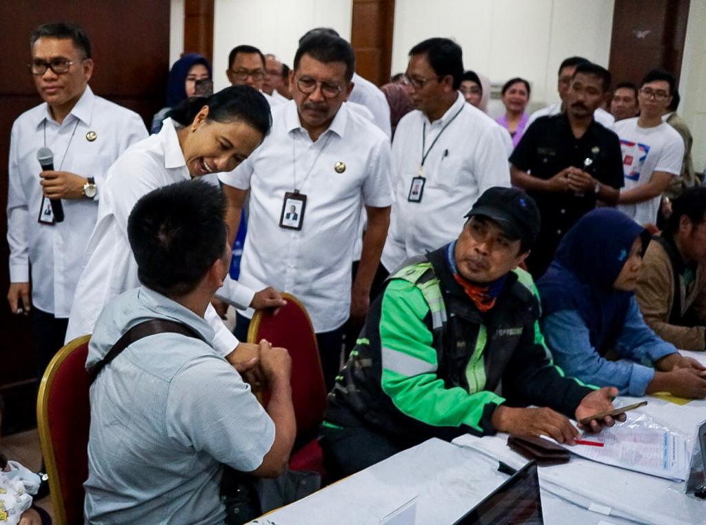 Menteri BUMN Rini S Sumarno meninjau verifikasi calon pemudik yang akan ambil bagian dalam BUMN Mudik Bareng.