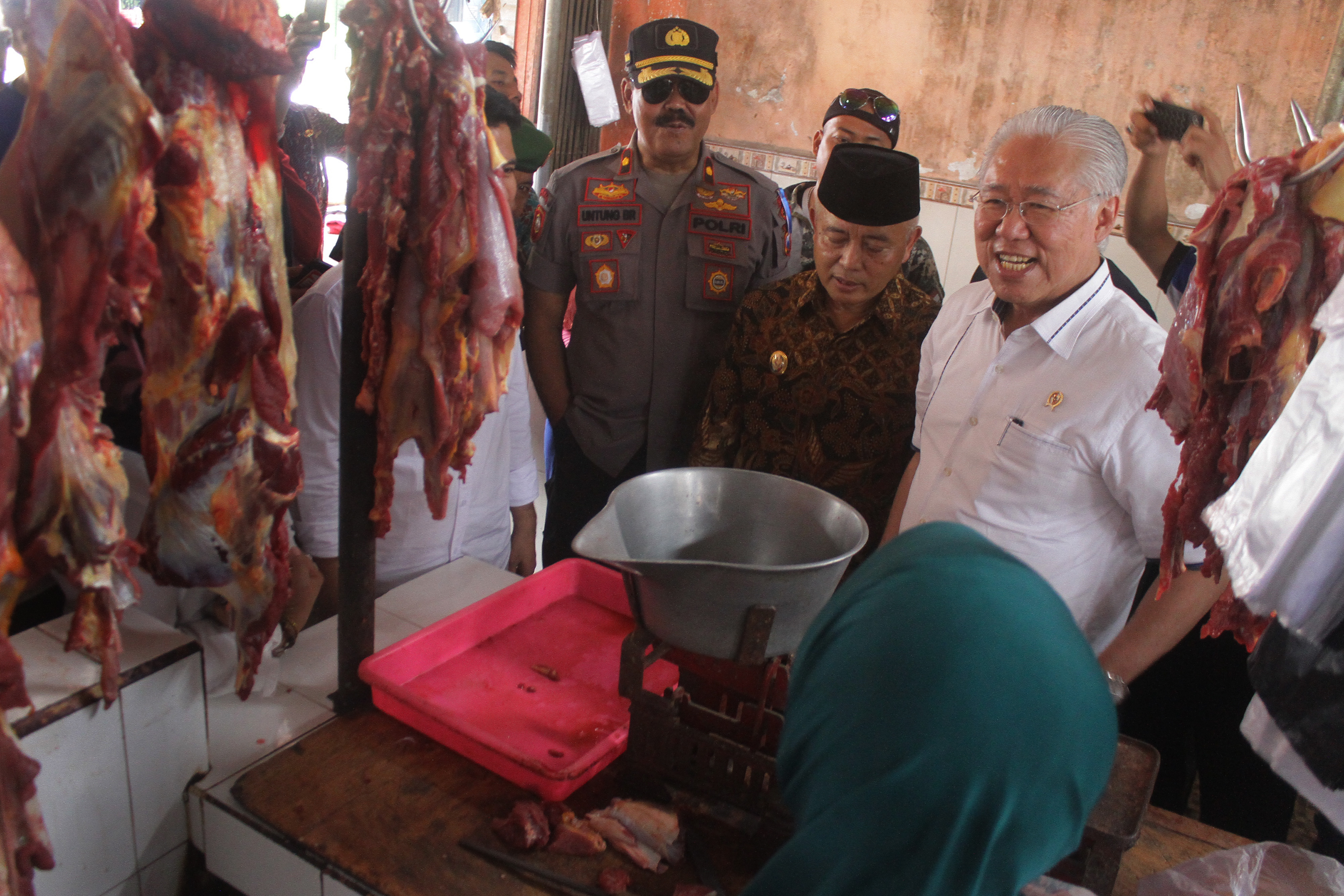 Mendag Enggartiasto Lukita berbincang dengan pedagang daging sapi dalam kunjungan kerja di Malang, Jawa Timur, Jumat (31/5).