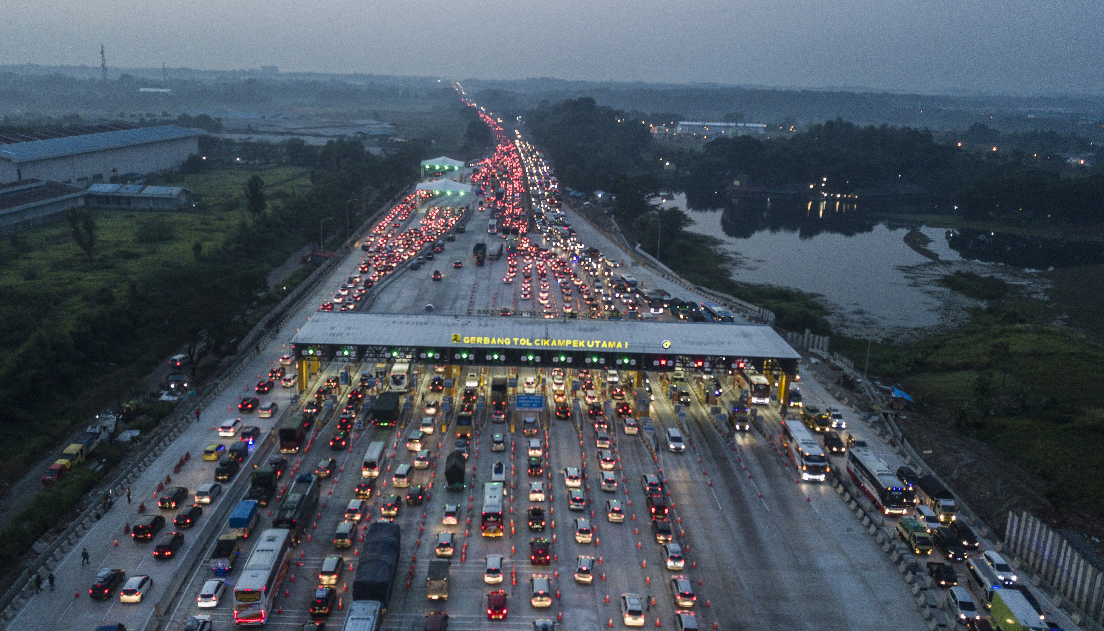 Kendaraan antre memasuki Gerbang Tol Cikampek Utama 1, Cikampek, Jawa Barat, Kamis (30/5). 