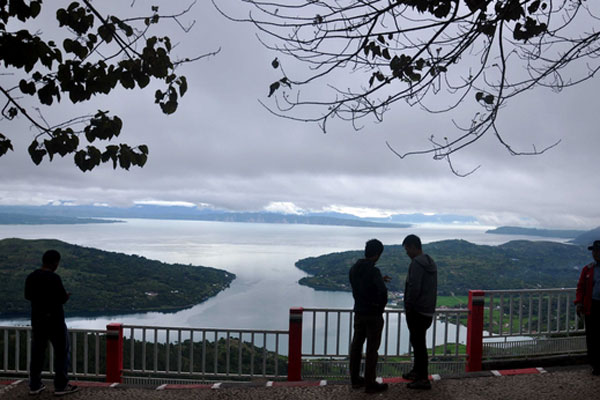 objek wisata Taman Bumi atau Geopark Kaldera Toba yang dapat menikmati langsung panorama Danau Toba dari atas perbukitan