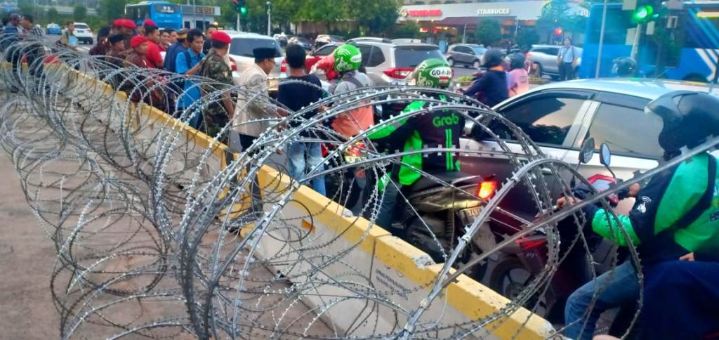 Kegiatan berbagi takjil di depan Kantor Badan Pengawas Pemilu (Bawaslu).