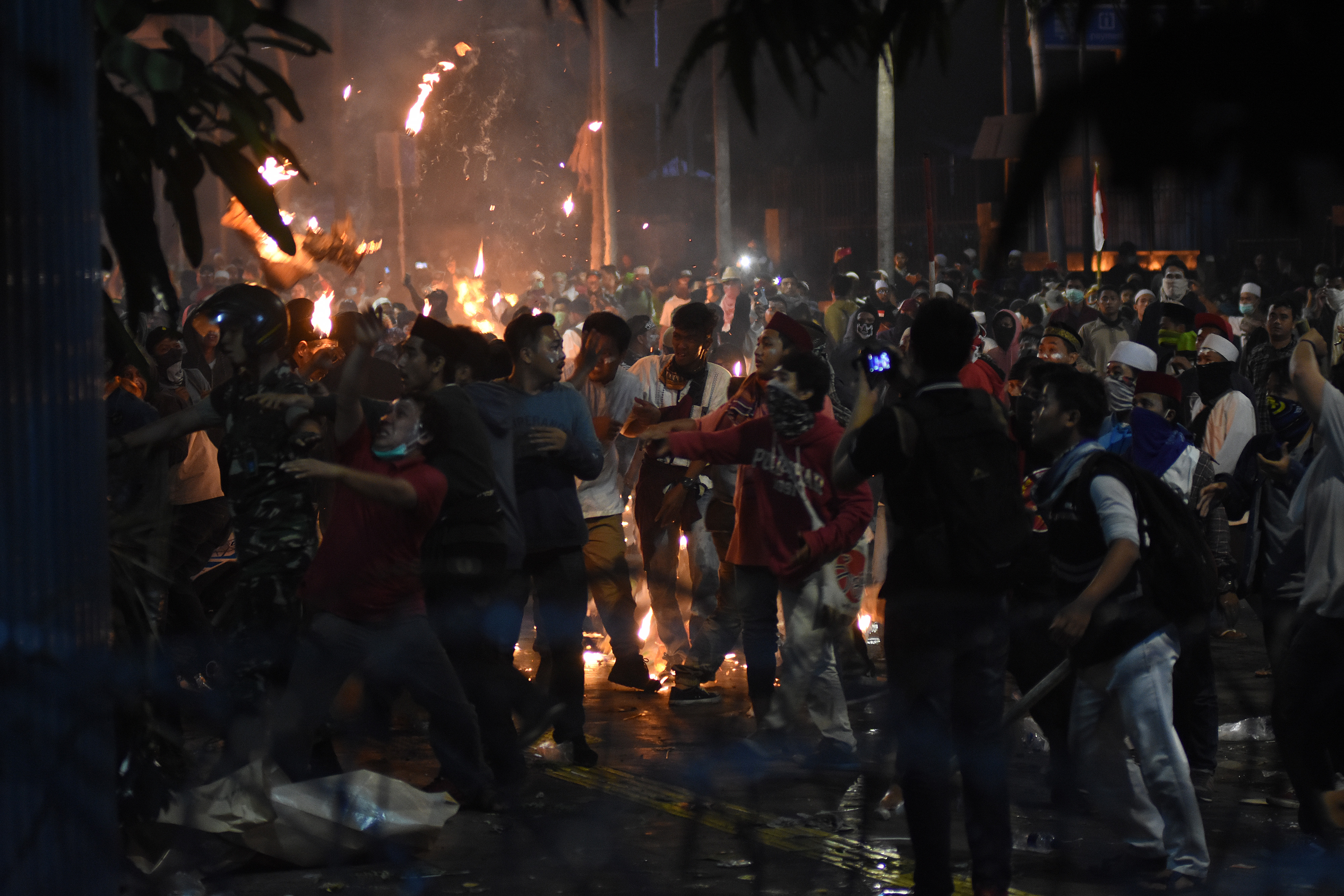  Demonstran terlibat kericuhan saat menggelar Aksi 22 Mei di depan gedung Bawaslu, Jakarta