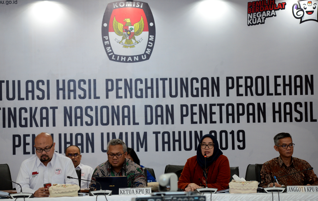 Komisioner Komisi Pemilihan Umum (KPU) Evi Novida Ginting Manik (kedua kanan) memimpin rapat rekapitulasi penghitungan perolehan suara.