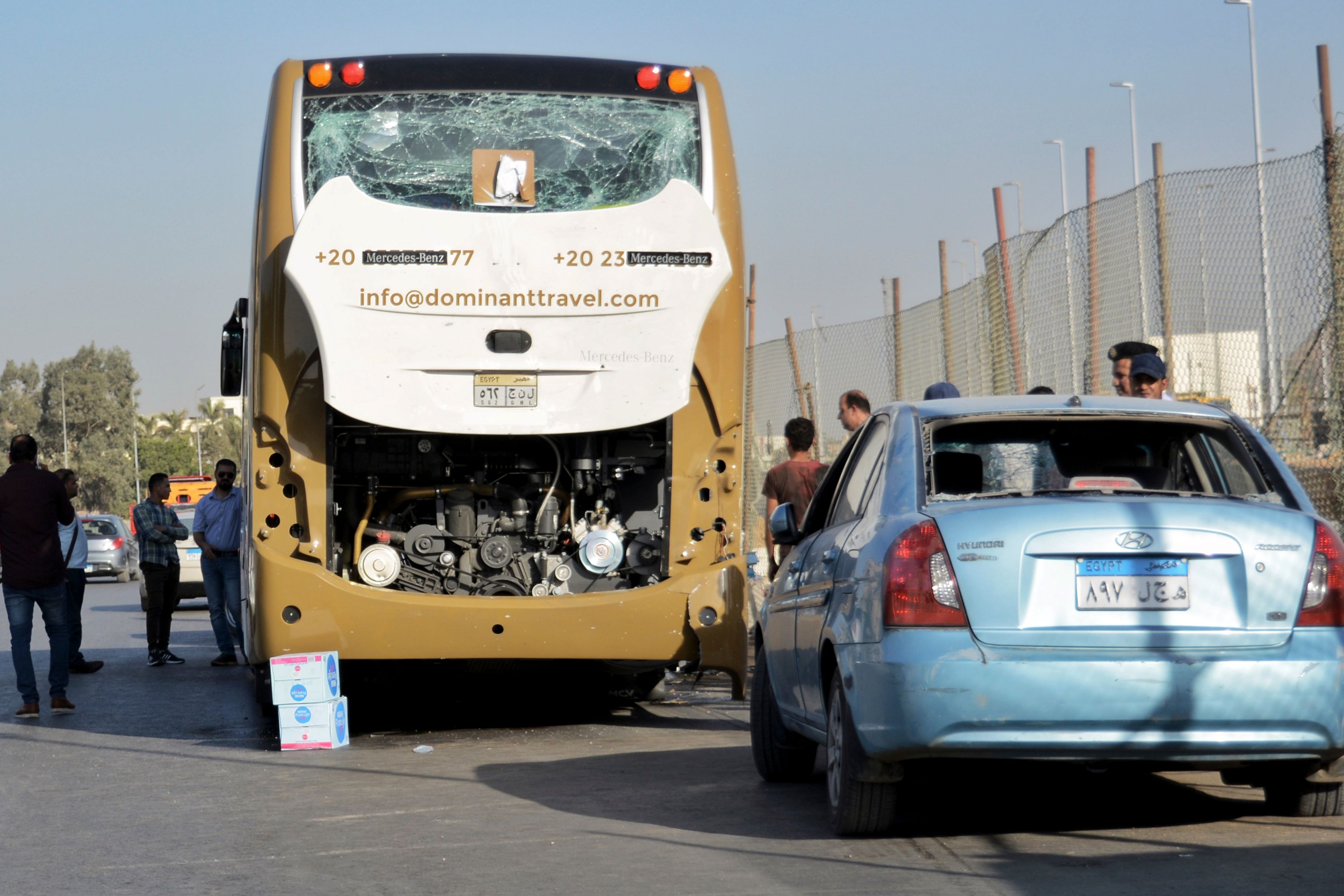 Bom meledak di dekat kawasan pariwisata Piramida Giza, Mesir, Minggu (19/5). Bom menghantam bus pariwisata dipenuhi turis asing. 