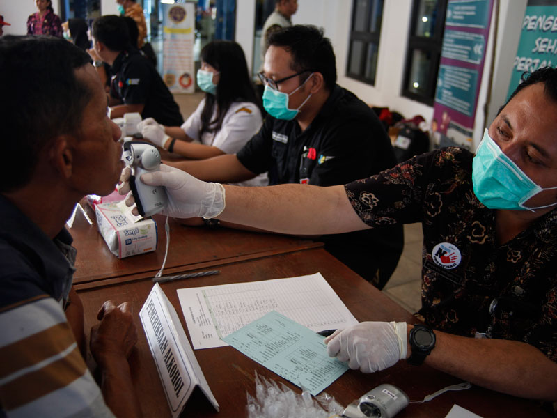 Petugas memeriksa kesehatan sopir bus di Terminal Tirtonadi Solo, Jawa Tengah, Rabu (22/5/2019).