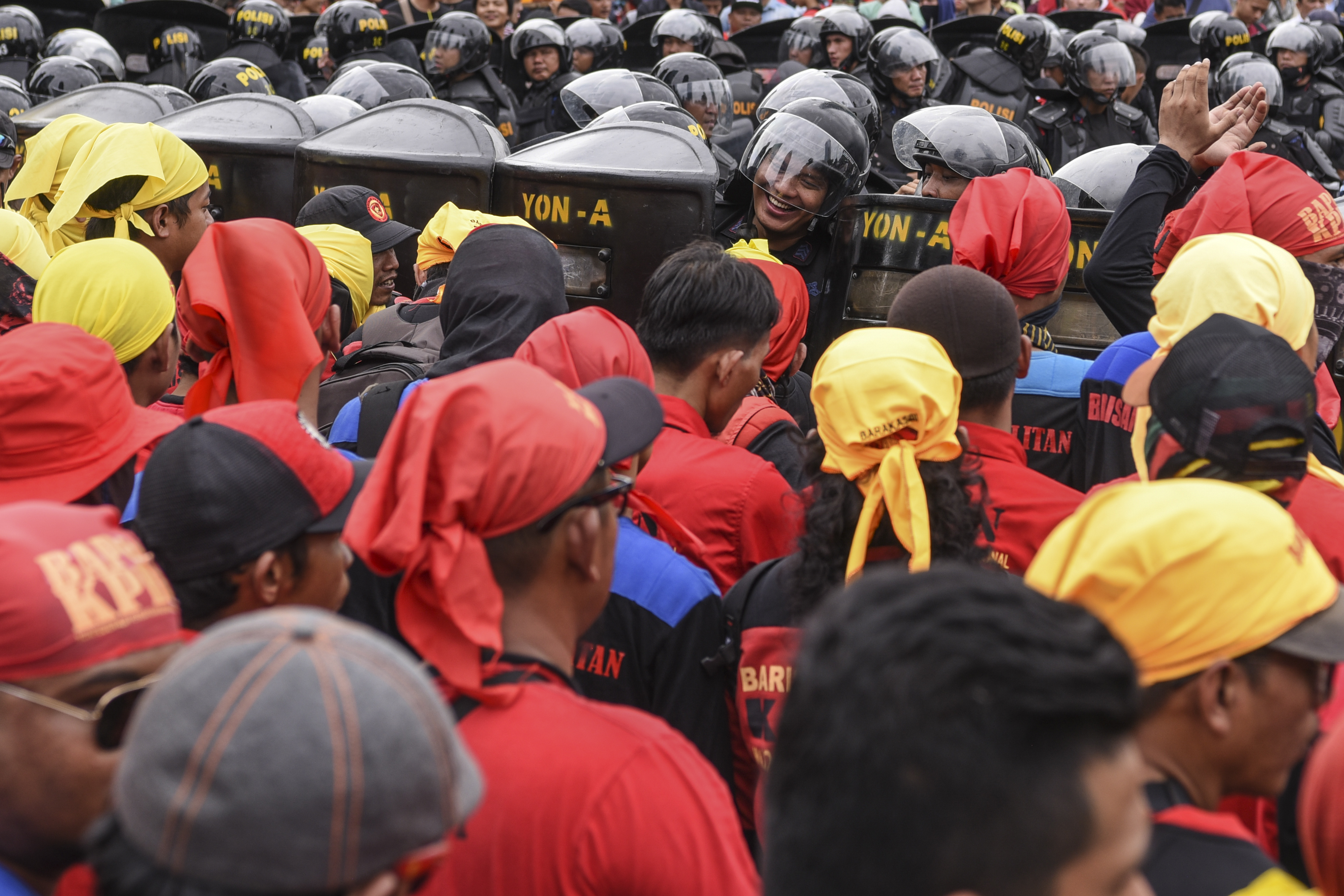 Elemen buruh melakukan aksi dalam peringatan Hari Buruh Internasional di Jakarta, rabu (1/5)
