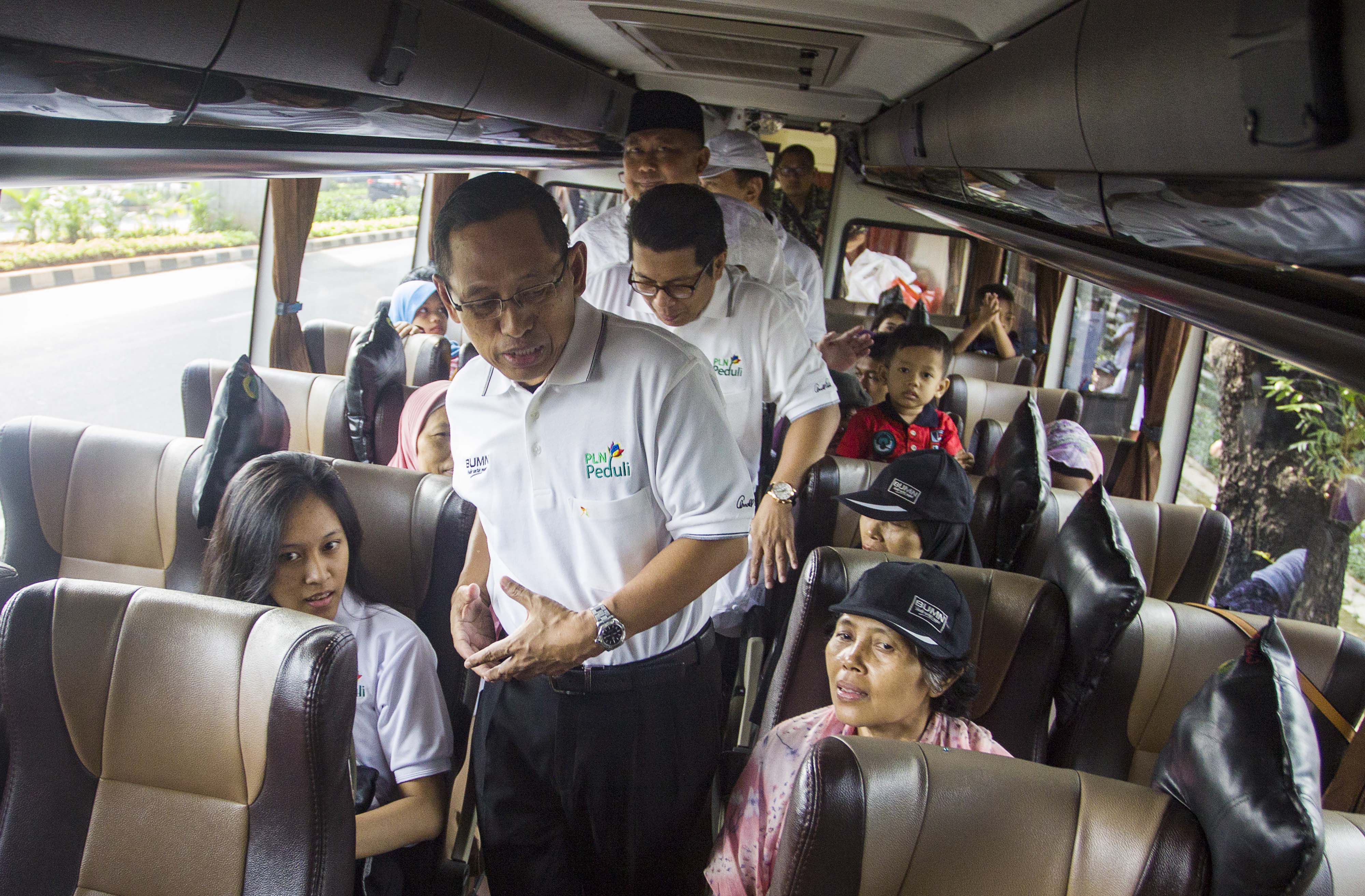  Direktur Human Capital Management PLN Muhamad Ali (depan)