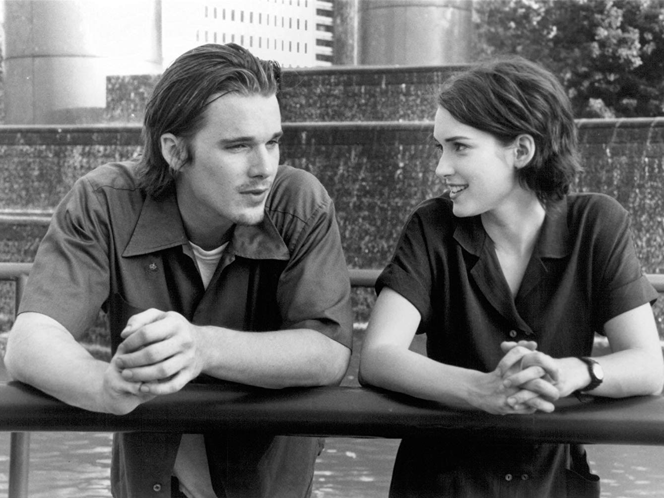 Ethan Hawke dan Winona Ryder dalam film Reality Bites (1994).