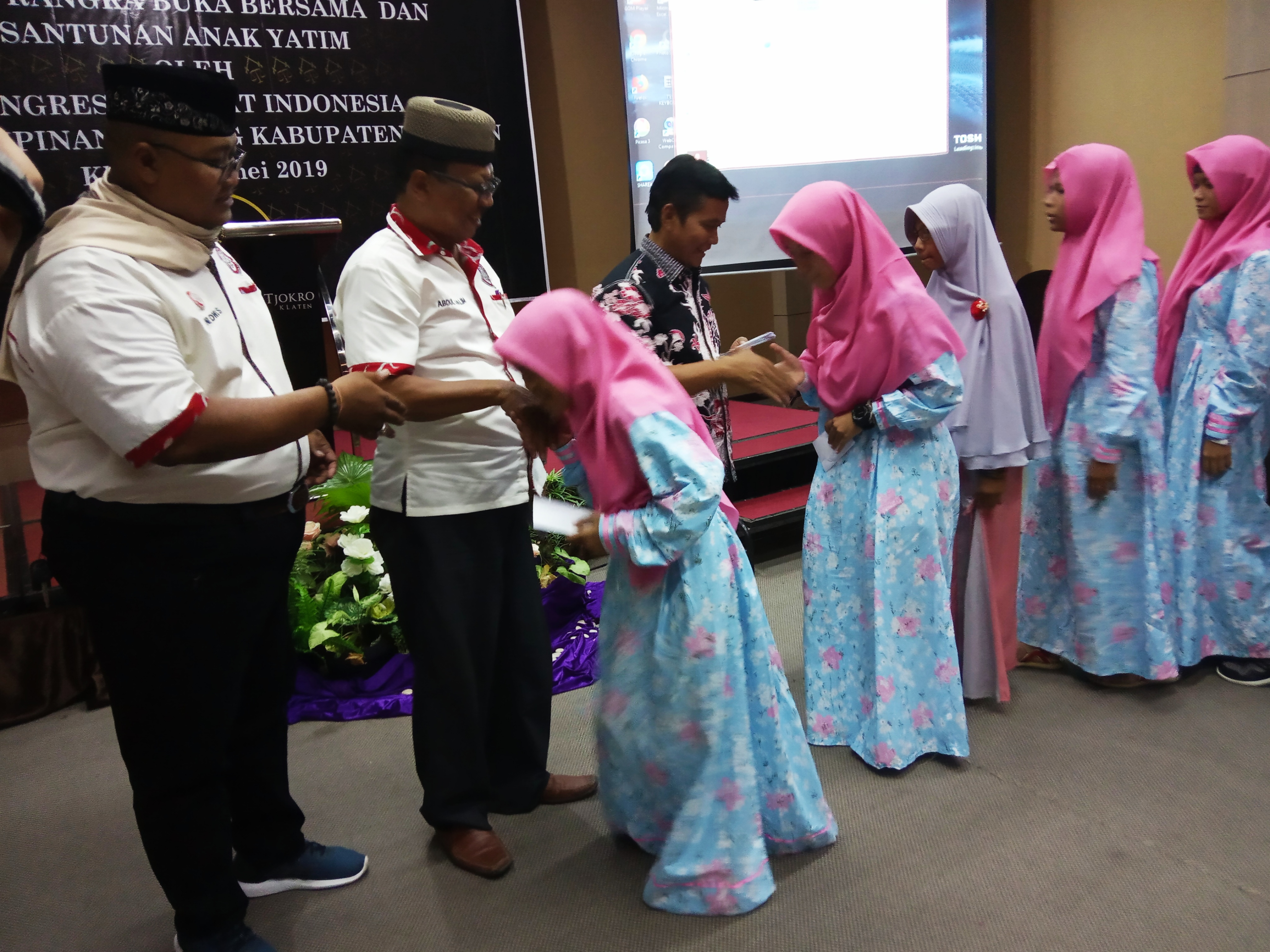  DPC KAI Klaten memberikan santunan kepada anak-anak Panti Asuhan Yatim Piatu Muhammadiyah, Desa Kenaiban, Juwiring, Klaten.