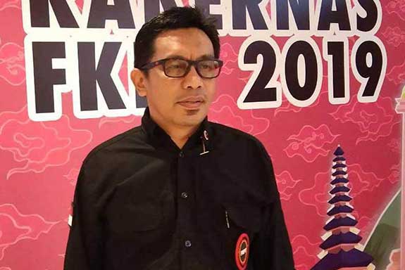 Imam Besar Masjid Al-Markaz Al-Islami Makassar, KH M Muammar Bakry.