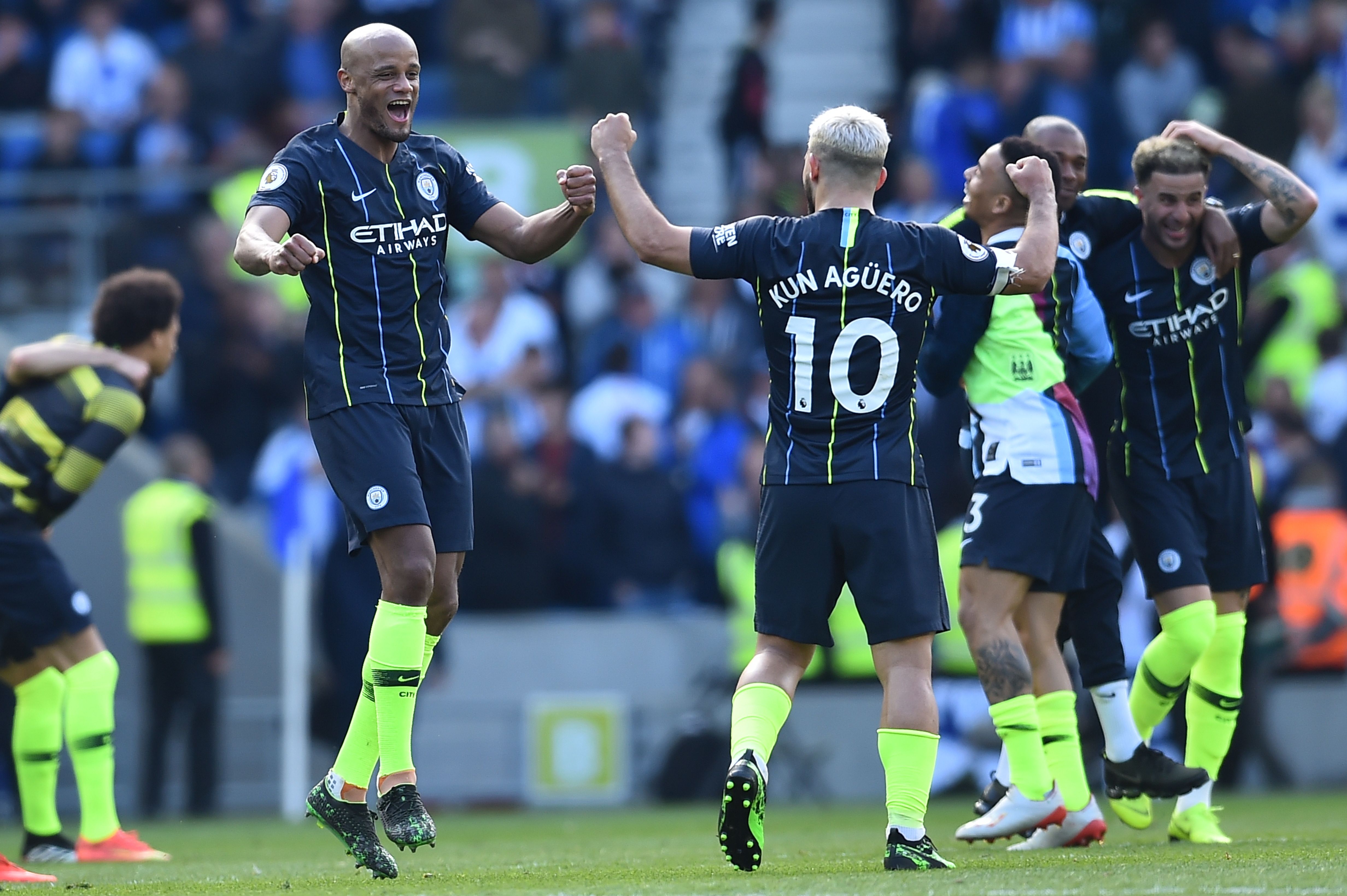 Striker Argentina Manchester City Sergio Aguero (Kedua dr kiri) dan bek Manchester City Belgia Vincent Kompany (kiri) merayakan gol