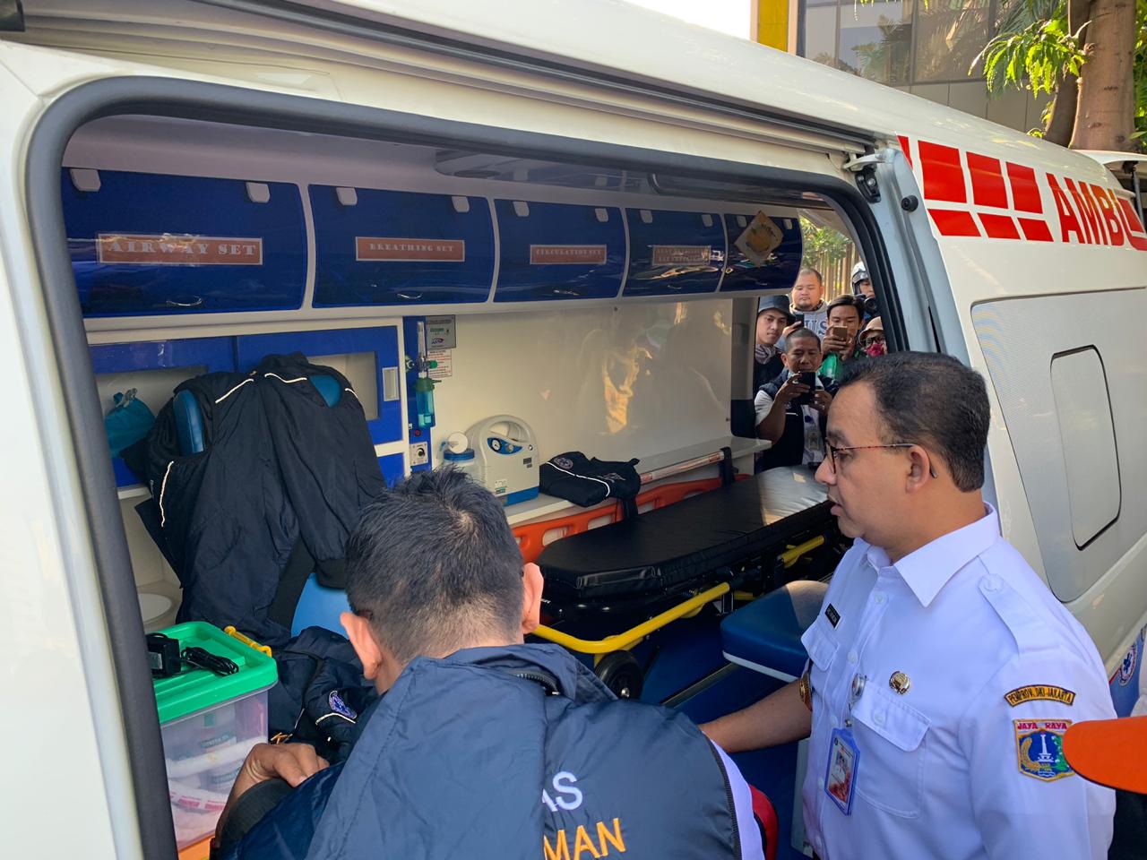 Gubernur DKI Jakarta Anies Baswedan (kiri) meninjau fasilitas kesehatan di sekitar Jl MH Thamrin