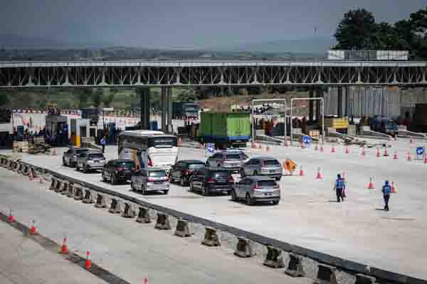 Suasana pembangunan Gerbang Tol (GT) Kalihurip Utama di Cikampek, Karawang, Jawa Barat, Senin (20/5).