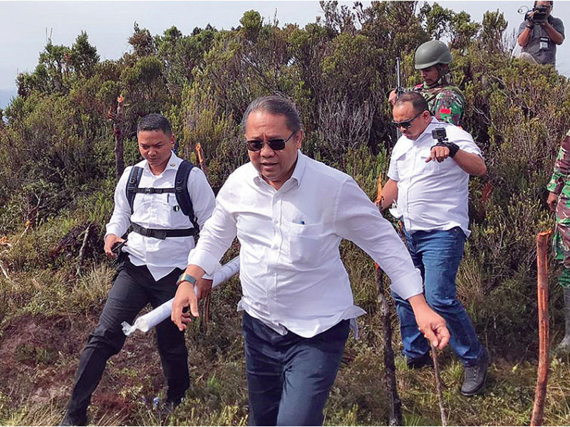Menkominfo Rudiantara (kedua dari kiri) saat meninjau lokasi pembangunan menara telekomunikasi di kawasan pegunungan di Kabupaten Intan Jaya